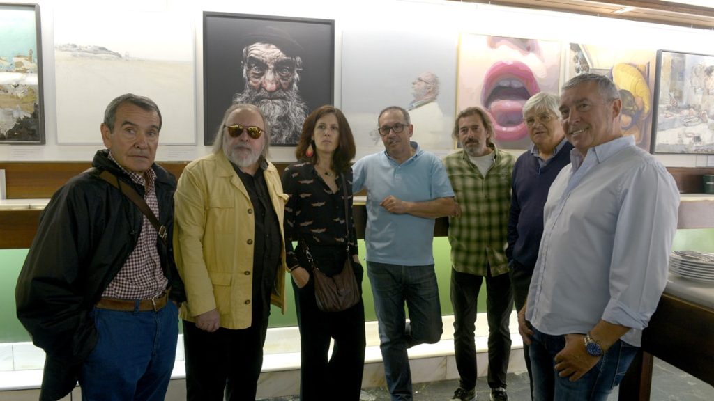 Miembros del jurado junto a las obras finalistas del Certamen de Pintura.
