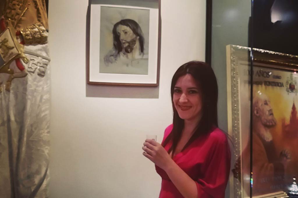 La Artista Plástica jerezana Inma Peña, frente al retrato de Nuestro Padre Jesús del Prendimiento, con el que colabora en la exposición