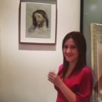 La Artista Plástica jerezana Inma Peña, frente al retrato de Nuestro Padre Jesús del Prendimiento, con el que colabora en la exposición