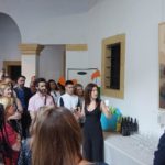 La Artista Plástica Inma Peña explica su obra Bésame ante el jurado en la Exposición de obras Finalistas del I Certamen de Creación Artistas Emergentes