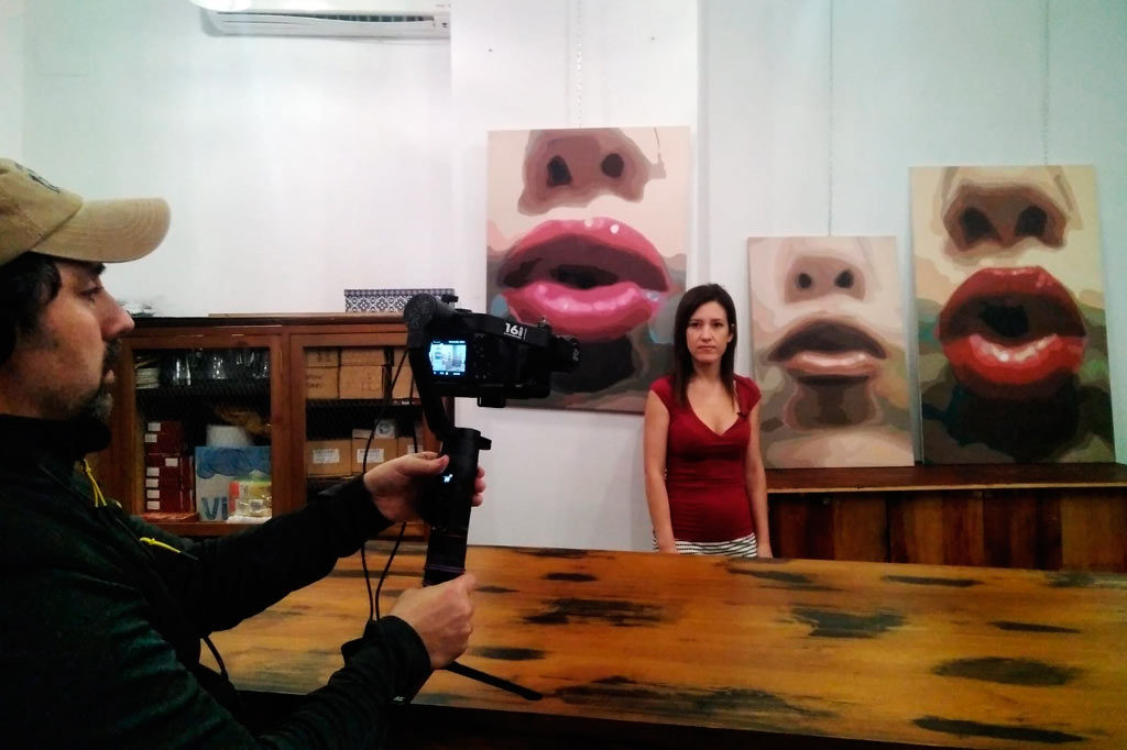 La Artista Plástica Inma Peña durante la grabación de su obra en Tabanco Plateros