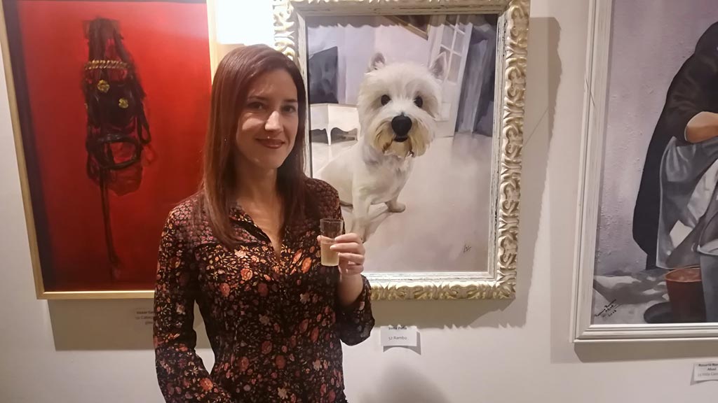 La Artista Plástica Inma Peña y el retrato de su perro Rambo, seleccionado en la exposición