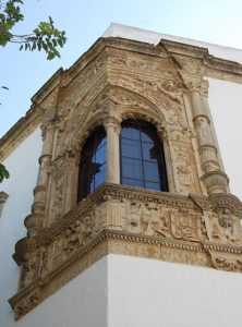 Ventana esquinada de la Casa-Palacio Ponce de León de Jerez