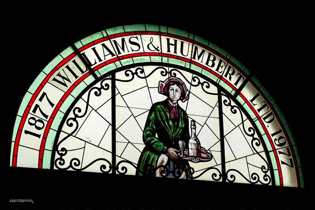 Vidriera con el logotipo de Williams & Humbert