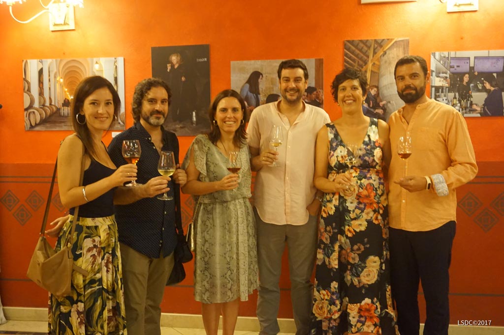 La artista plástica Inma Peña retratada en la exposición “El Vino, alma de mujer”