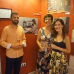 Inma Peña, retratada en una de las fotografías de la exposición, posa con Noelia y Jorge.
