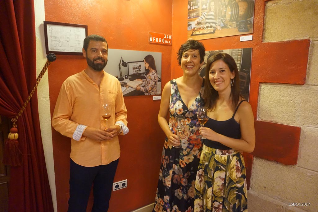 Inma Peña, retratada en una de las fotografías de la exposición, posa con Noelia y Jorge.