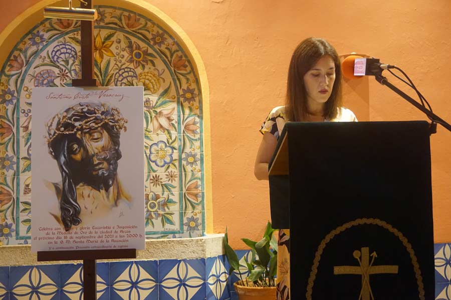La Artista Jerezana Inmaculada Peña presenta el Cartel para la salida extraordinaria del Santísimo Cristo de la Vera Cruz de Arcos