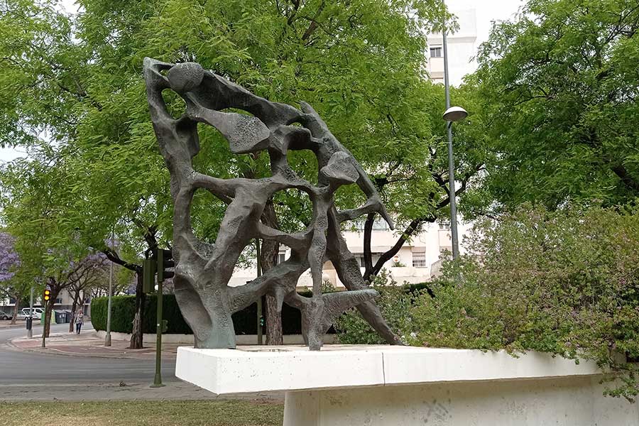 Monumento “Esqueleto de Mar” ubicado en la Plaza de Las Marinas de Jerez de la Frontera