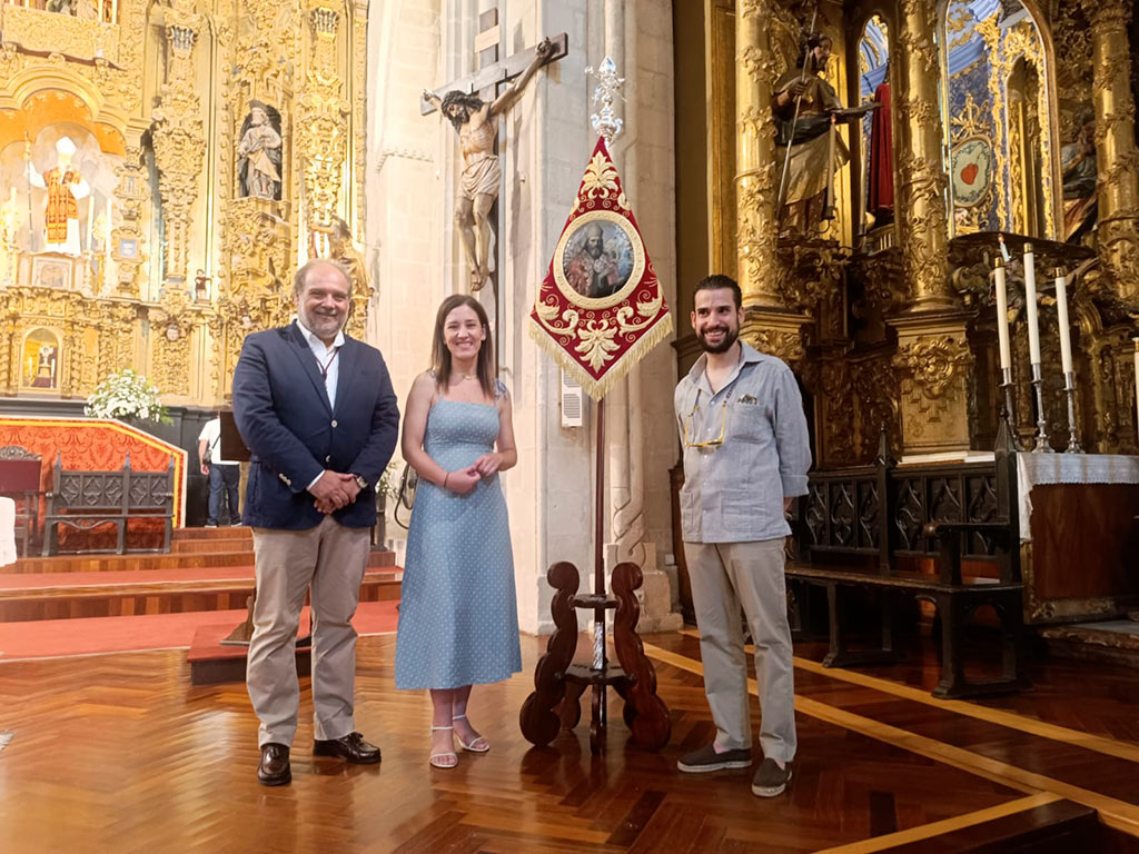 La bendición del banderín de San Dionisio: una obra que ya forma parte de la Hermandad del Perdón
